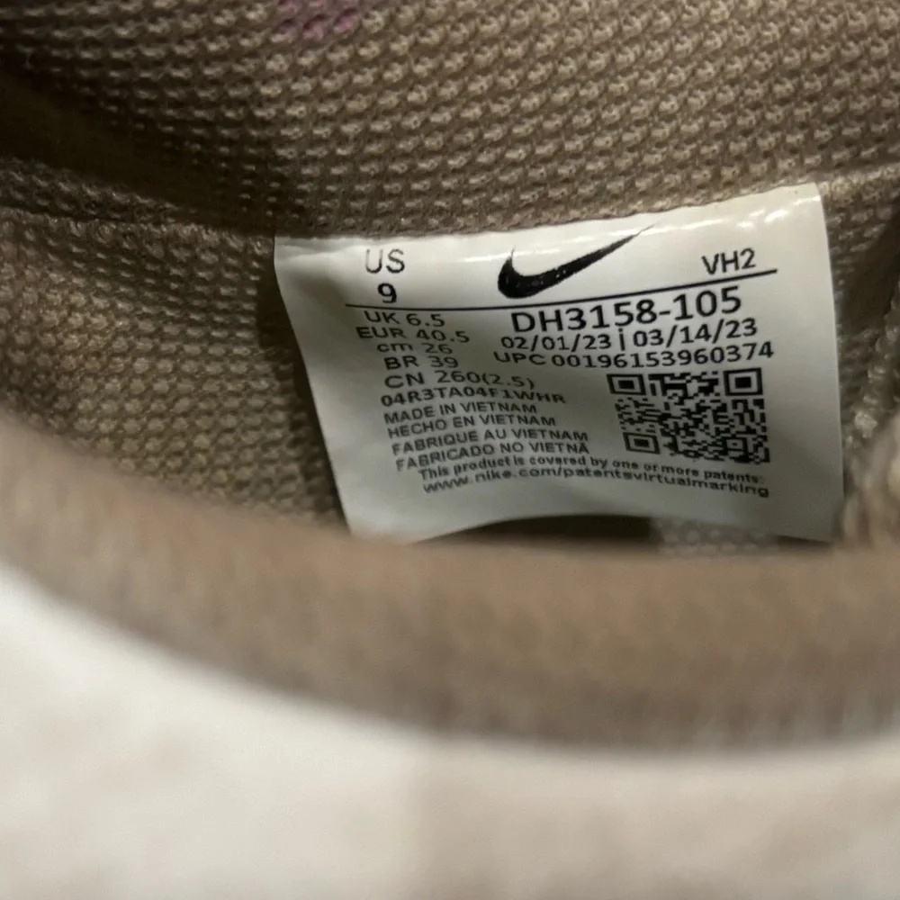 Nike women’s  White and gold minimalist Sneakers